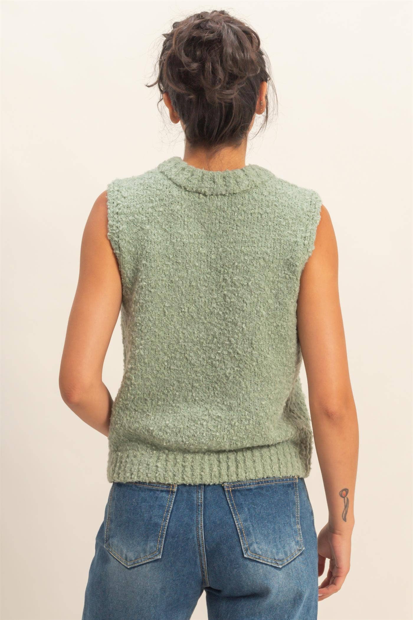 crew neck sleeveless sweater