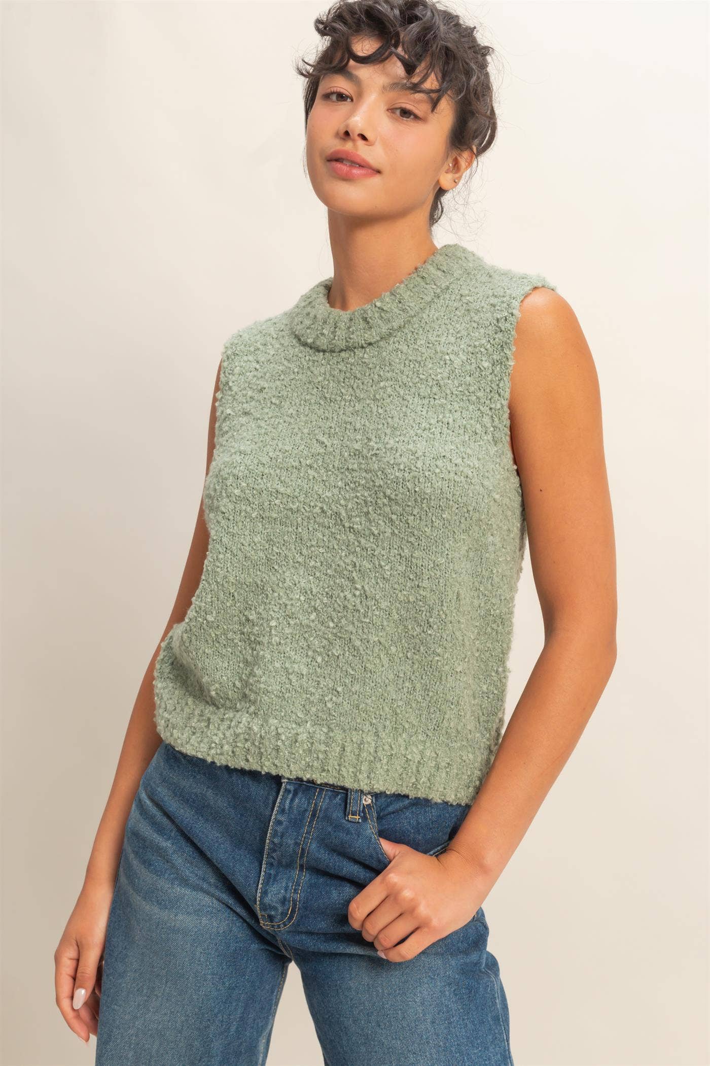 crew neck sleeveless sweater