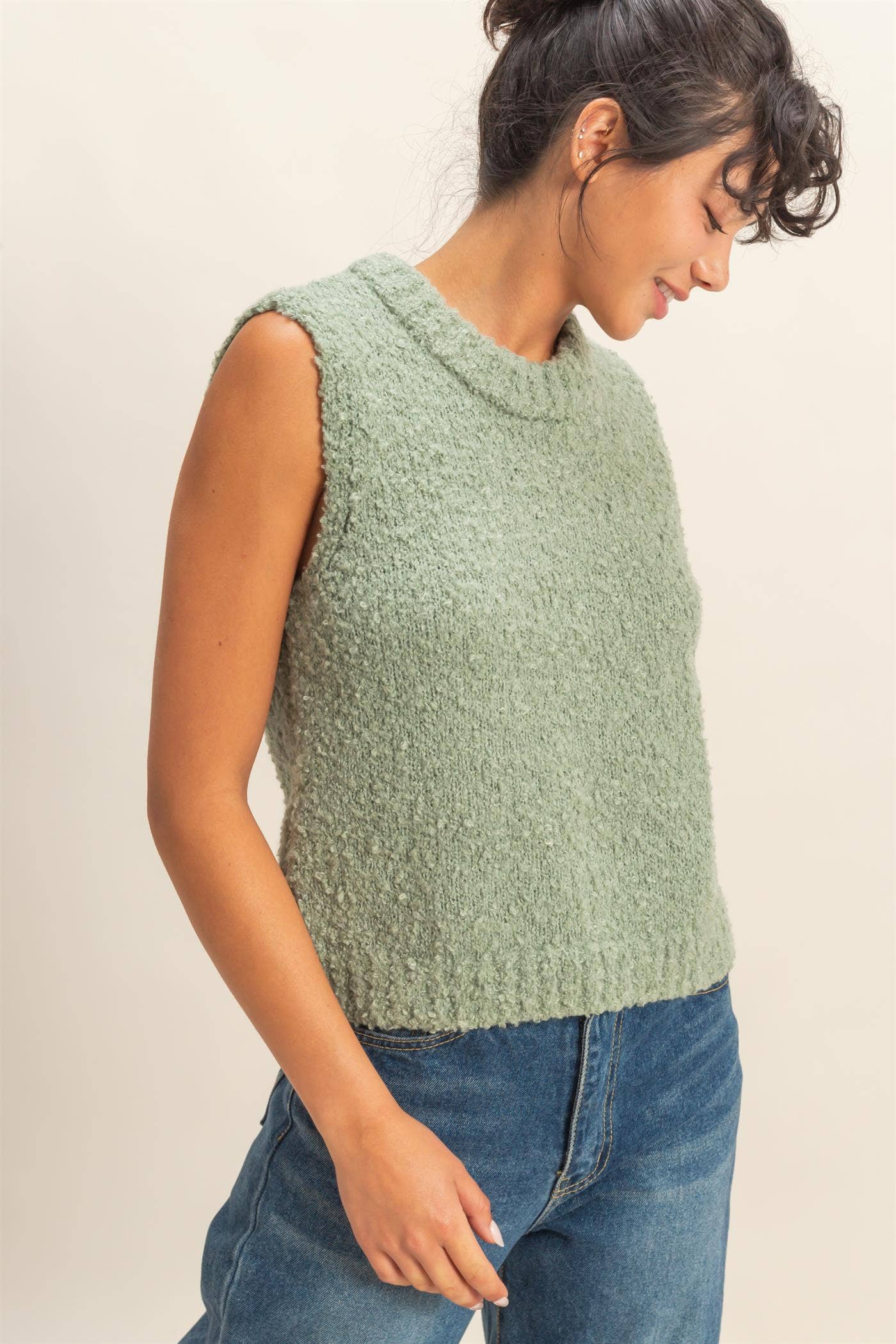 crew neck sleeveless sweater