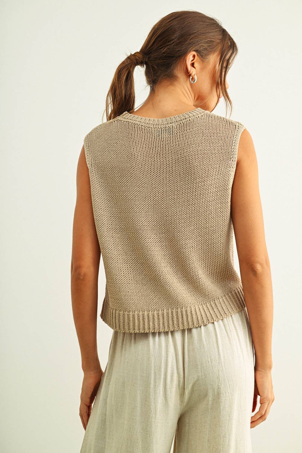 SLEEVELESS KNITTED TOP