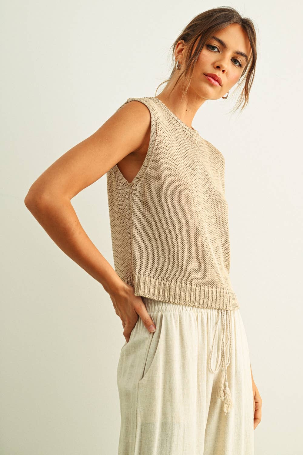 SLEEVELESS KNITTED TOP