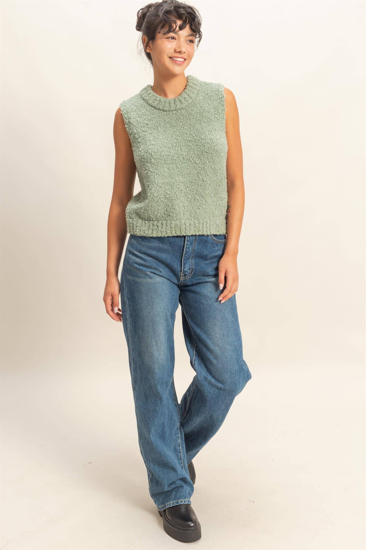 crew neck sleeveless sweater