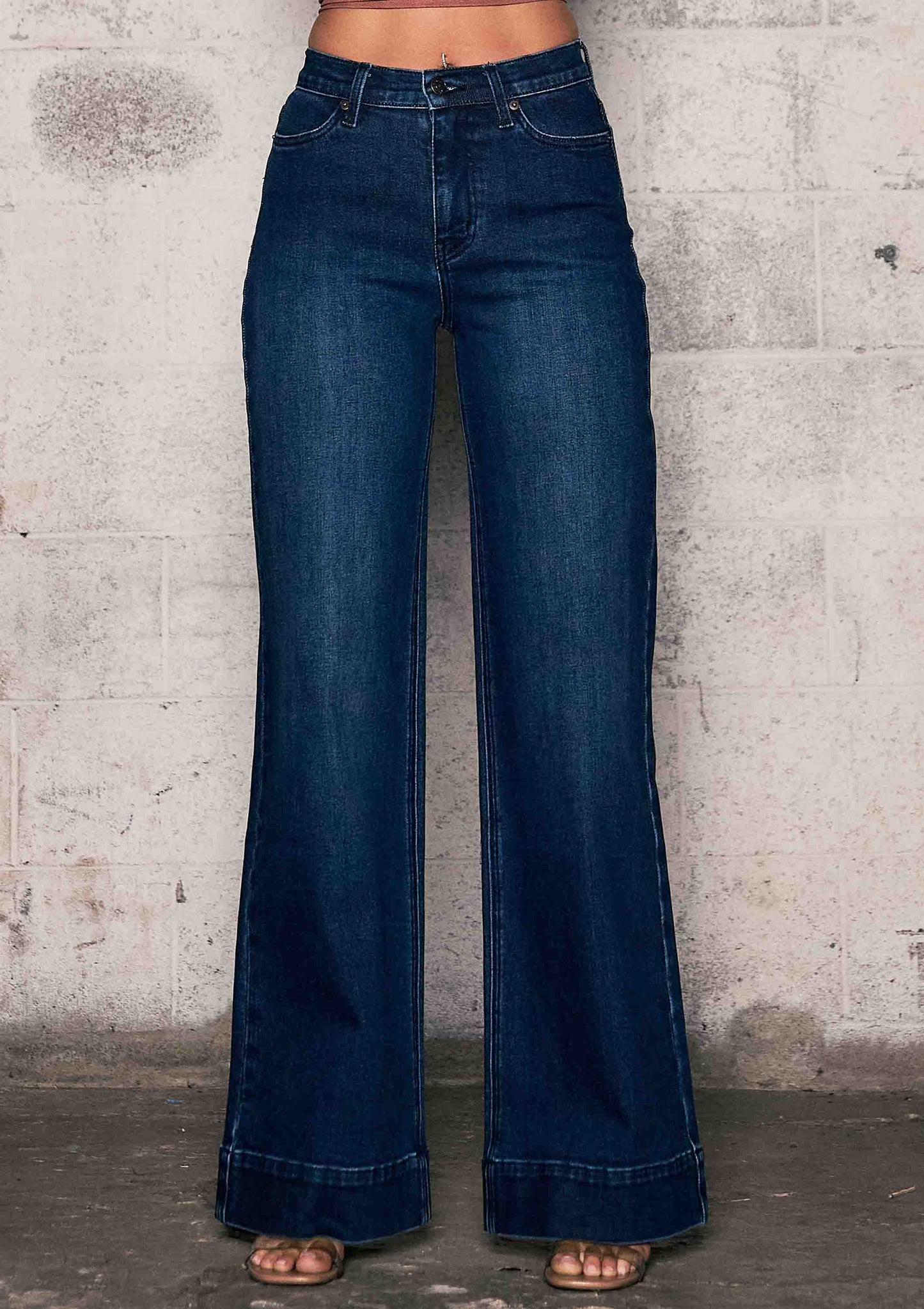 Clean Essential Wide Leg Jeans