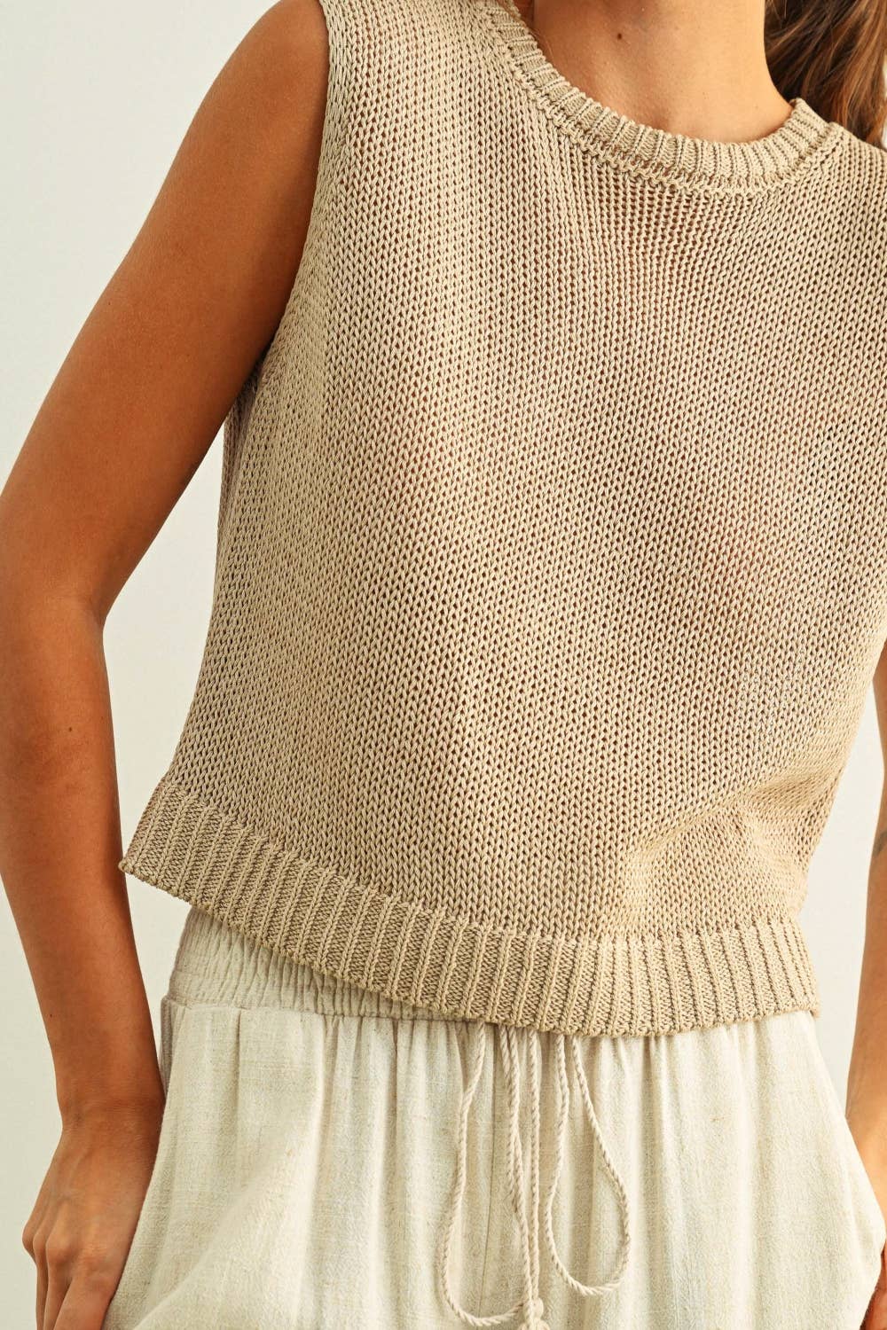 SLEEVELESS KNITTED TOP